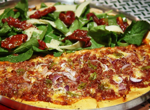 Pizza de calabresa e rúcula com tomate seco da Ora- Pro- Nobis
