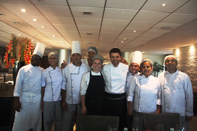 Chef Guga e a equipe do restaurante do hotel Premier