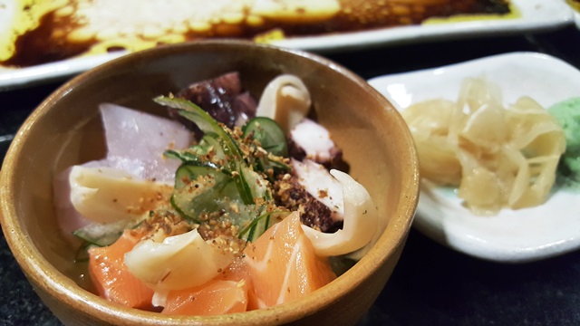  O sumono, uma tradição com pepino marinado, ganhou reforço com polvo e a fruta lichia