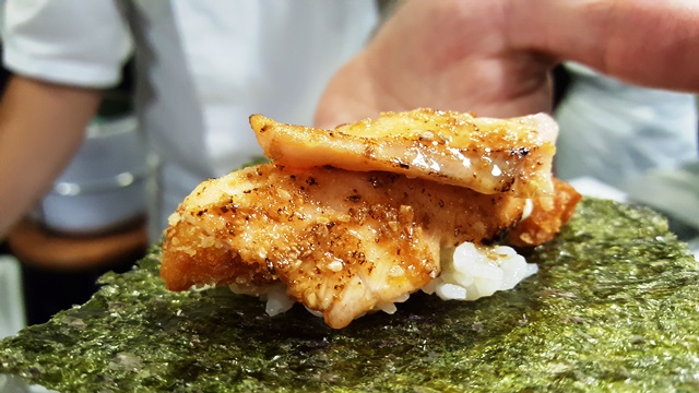 A barriga de salmão também é recheio do sanduiche com camarão empanado e a alga nori 