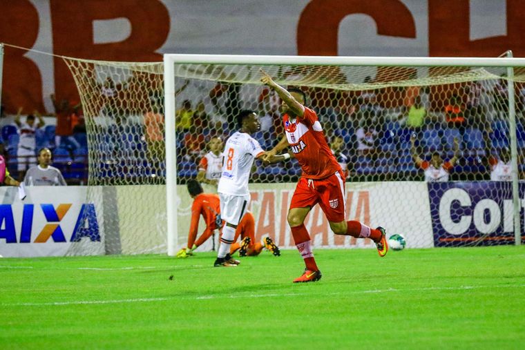 Neto Baiano, autor dos dois gols, foi um dos destaques do CRB na vitória sobre o JEC - Foto:  Pei Fon-TNH1