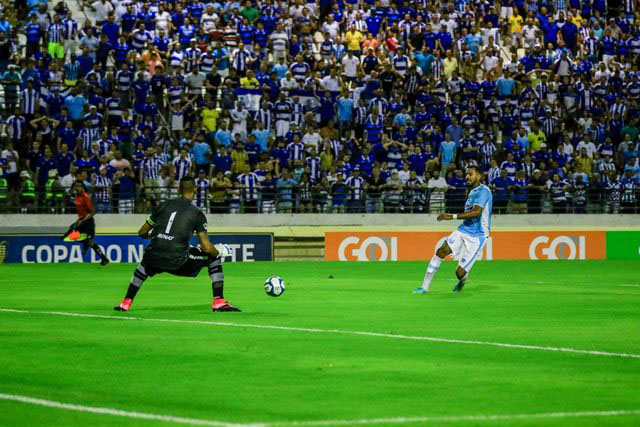 Everton Heleno faz o segundo gol do CSA: grande nome do jogo na goleada azulina - Foto: Pei Fon-TNH1
