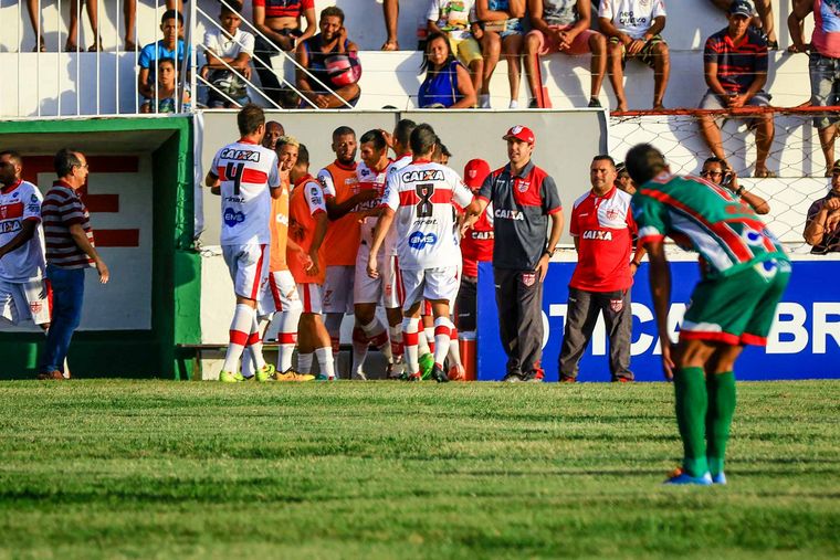 Neto Baiano comemora com jogadores do CRB, o 1º gol no Alagoano - Foto: Pei Fon-TNH1