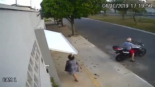 Mulher é ‘sequestrada’ por portão automático de garagem e vídeo viraliza