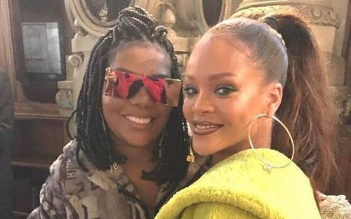 Rihanna toca música de MC com Ludmilla em desfile de marca de lingeries